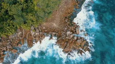 空中无人机4k稳定的镜头在花岗岩巨石附近的安塞巴扎卡海滩。 海浪在岩石上破碎。 马河