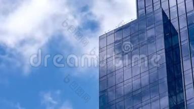 4高层建筑中天空和窗户反射的云的KUHD时间流逝。 务和发展理念..