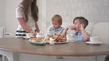 爸爸妈妈和他们的男孩子一起在咖啡桌上
