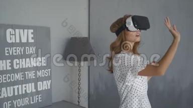 当她试着用VR护目镜时，<strong>兴</strong>奋的女人<strong>张</strong>开嘴与虚拟环境互动