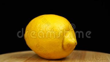 黄色柠檬放在木板上，旋转360度.. 黑色背景