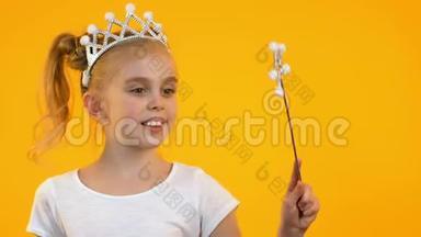 可爱的金发女孩挥舞着魔杖，在镜头上微笑，<strong>梦</strong>想和<strong>童</strong>年