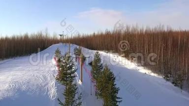 雪山上有滑雪电梯。 滑雪者和滑雪者使用滑雪电梯爬山