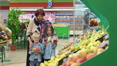 祖母带着孙子在超市买食物和水果。