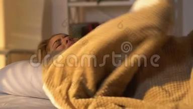 女人在毯子下面转，早上几乎不醒来，睡觉时间安排