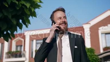 在豪华的房子附近，一个长着大牙的长着好看微笑胡须的男人在打电话
