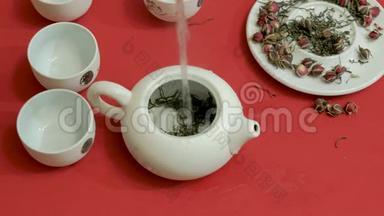 传统茶杯茶壶、红<strong>灯芯</strong>绒面料背景的中国茶道