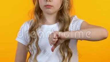 小女孩竖起大拇指，不喜欢，孩子们不<strong>推荐</strong>转基因产品
