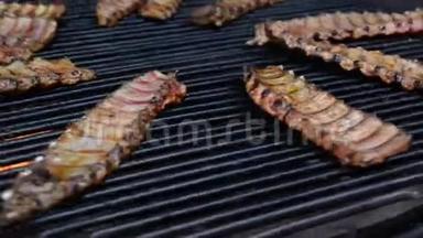 烤在旋转烤架上的猪肉排骨烤架。 炒猪肉烤肉。 街头美食，节日