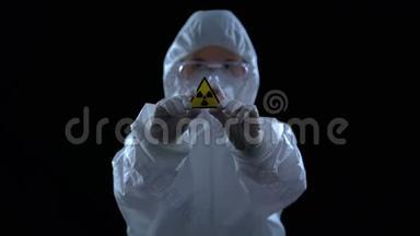 穿着电离辐射标志的防护服的科学家，黑色背景