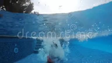 一个跑步的小女孩开始跳进游泳池，在水下游泳。