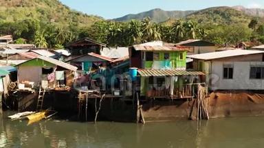 有贫民窟和<strong>贫困</strong>地区的Coron城市。 渔民在水上居住