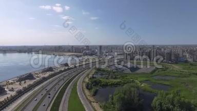 俄罗斯喀山的空中水景。 城市建筑和公路