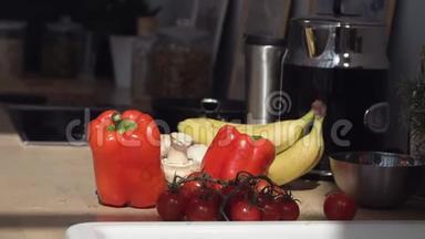 <strong>新鲜的</strong>有机蔬菜和水果放在桌子上。 生活方式节食<strong>的</strong>概念，室内<strong>果蔬的</strong>构成