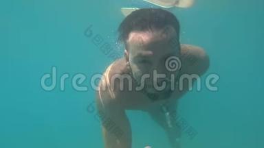 水下视频：一个年轻人在海滩<strong>游泳</strong>