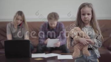 年轻女子在她的笔记本电脑上打字，用<strong>手机</strong>说话，胡子男在<strong>后台</strong>工作他的平板电脑。 小可爱
