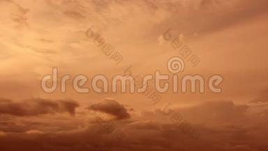时光流逝，令人惊叹的粉红色日落，纺锤云覆盖天空
