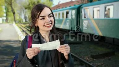 一位有魅力的年轻女士坐火车旅行，看着买的旅行票，并寻找他的号码