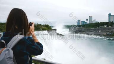 带着相机拍摄史诗尼亚加拉<strong>大瀑布</strong>的兴奋记者女子的后景，环顾四周微笑的慢动作