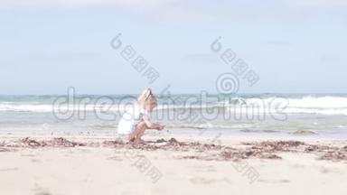 小女孩在<strong>海边</strong>的沙滩上<strong>玩耍</strong>