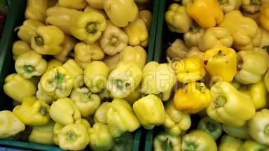 市场<strong>柜台</strong>上卖蔬菜的黄椒
