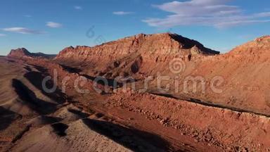 沙漠中的红色砂岩山脉峡谷和干涸的河床