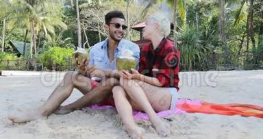 沙滩上的情侣、饮料、椰子、鸡尾酒、棕榈树<strong>下</strong>的谈话、欢乐的男人和女人的游客交流
