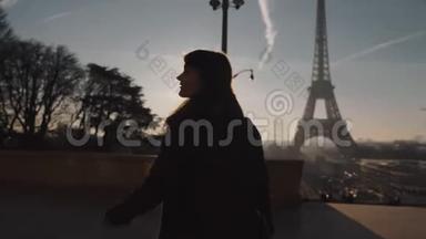 在日出巴黎埃菲尔铁塔上摆姿势的快乐迷人的旅游女人浪漫旅行慢动作的电影肖像。