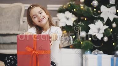 特写<strong>广告视频</strong>，小女孩得到了一个礼品盒，并在圣诞节背景下呈现在镜头前