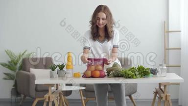 年<strong>轻</strong>可爱的女人准备做<strong>沙拉</strong>。 在舒适的厨房里，桌子上有蔬菜和水果。 健康饮<strong>食</strong>
