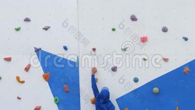 比<strong>赛前</strong>运动员在攀岩墙上训练