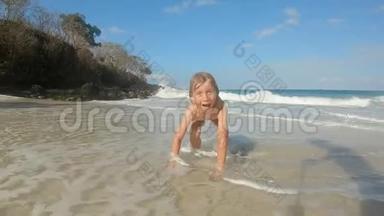 一个小男孩在热带海滩玩的慢镜头。 夏季概念