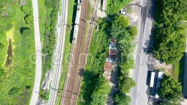 火车站上货物彩色货运列车的鸟瞰图。 从飞行无人机俯视。