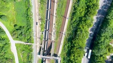 火车站上货物彩色货运列车的鸟瞰图。 从飞行无人机俯视。