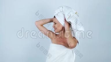 年轻的<strong>美女</strong>，头上戴着白毛巾，身体上戴着白毛巾，两臂挽着孤零零的白毛巾，欢快地<strong>跳舞</strong>