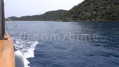 横渡大海的船的侧面景色.. 土耳其海岸Kekova岛附近