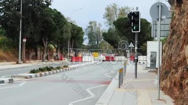 前面有路障。 正在施工的道路被有红绿灯和白色红色栅栏的路障堵塞。 建设概念