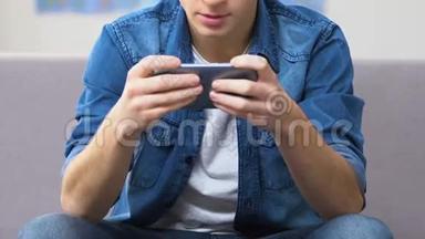 青少年在智能手机上玩快<strong>节奏</strong>的电子游戏，闲暇<strong>时间</strong>