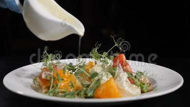 健康食品和素食理念.. 在沙拉上倒入橄榄油。 慢镜头，注入特级初榨橄榄油
