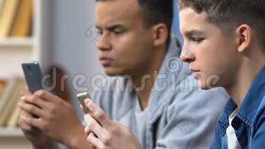 两个高中朋友在智能手机上玩手机游戏，休闲周末