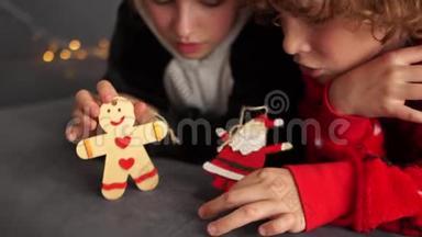 快乐的孩子们穿着圣诞睡衣等待圣诞奇迹，玩木娃娃、姜饼和圣诞老人