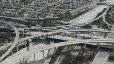 空中：壮观的普雷格森法官高速公路，显示了洛杉矶多条公路、桥梁、高架桥和小汽车交通