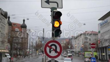 慢动作：德国日光下交通灯闪烁，橙色信号灯