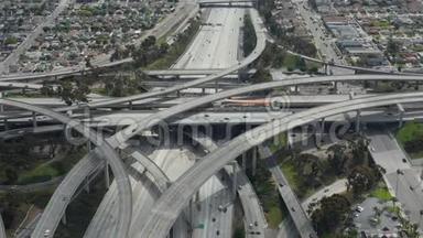 空中：壮观的普雷格森法官高速<strong>公路</strong>显示了多条<strong>公路</strong>、<strong>桥梁</strong>、高架桥和小汽车交通