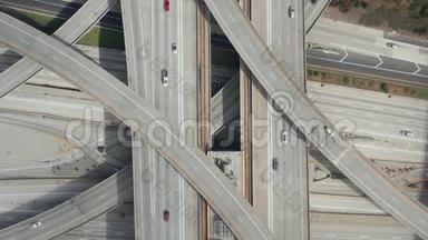 空中：壮观的头顶上，沿着普雷格森法官的高速公路拍摄，显示了多条道路、桥梁、高架桥和高架桥。