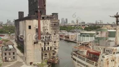 灰蒙蒙的一天，在纽约市码头的锈迹斑斑的旧货船和旧仓库上空