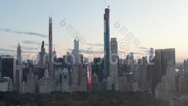 空气：第七大道交通和<strong>时代广场</strong>在日落的纽约市中央公园与城市灯的景色