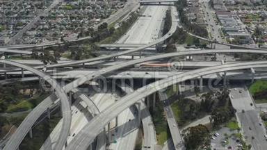 空中：壮观的普雷格森法官高速<strong>公路</strong>，显示了洛杉矶多条<strong>公路</strong>、<strong>桥梁</strong>、高架桥和小汽车交通
