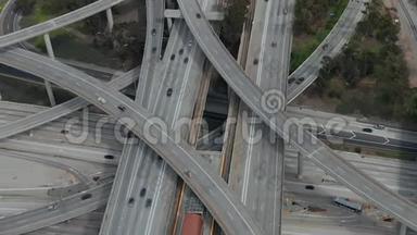 空中：慢慢地在普雷格森法官巨大的公路连接上盘旋，显示有多条公路、桥梁和高架桥