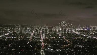 空中：夜间观看洛杉矶，有威尔郡大道、发光街道和城市汽车交通灯